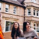 les étudiants de l'Institut Supérieur de Management de Bruxelles, ISM Bruxelles, dans la cours de l'école de commerce