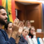 un groupe d'étudiants de l'Institut Supérieur de Management de Bruxelles, ISM Bruxelles, qui applaudissent