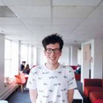 un étudiant de l'Institut Supérieur de Management de Bruxelles, ISM Bruxelles, en salle de classe