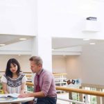 des étudiants de l'Institut Supérieur de Management de Bruxelles, ISM Bruxelles, dans la bibliothèque