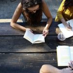 trois étudiantes de l'Institut Supérieur de Management de Bruxelles, ISM Bruxelles, travaillent à l'extérieur