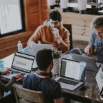 des étudiants de l'Institut Supérieur de Management de Bruxelles, ISM Bruxelles, derrière leurs ordinateurs