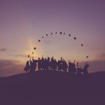 des étudiants de l'Institut Supérieur de Management de Bruxelles, ISM Bruxelles, au coucher du soleil
