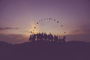 des étudiants de l'Institut Supérieur de Management de Bruxelles, ISM Bruxelles, devant un coucher de soleil